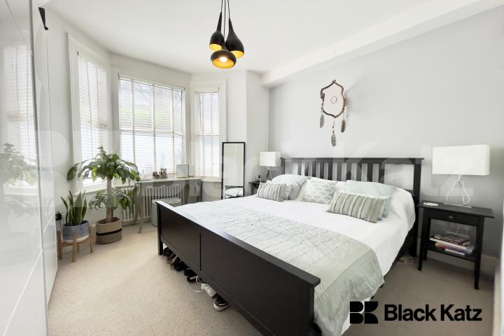 Beautiful garden flat marrying period charm with contemporary living Gowrie Road , Clapham Junction 